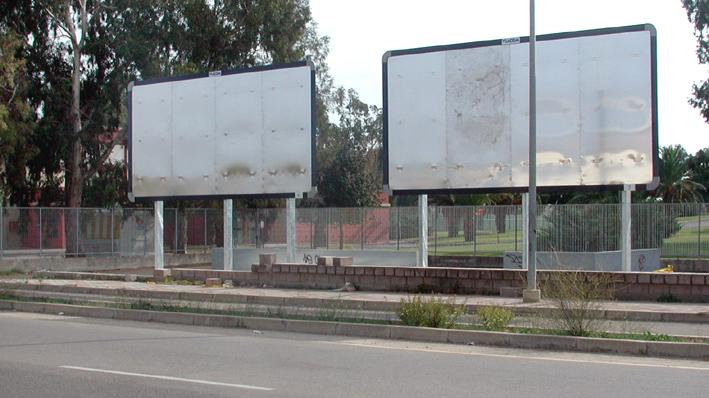 
	Pannelli per la pubblicit&agrave; accanto alla recinzione del vecchio palasport di Sa Rodia

