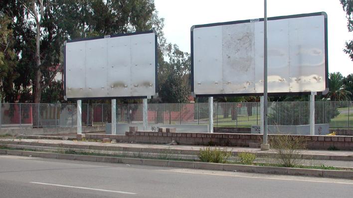 Pannelli per la pubblicità accanto alla recinzione del vecchio palasport di Sa Rodia