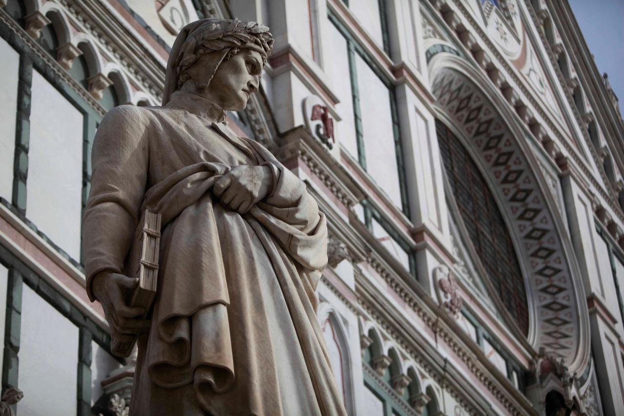 
	La statua di Dante Alighieri in piazza Santa Croce

