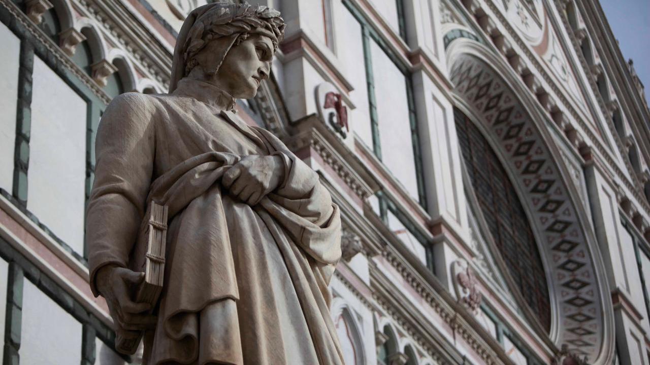 La statua di Dante Alighieri in piazza Santa Croce