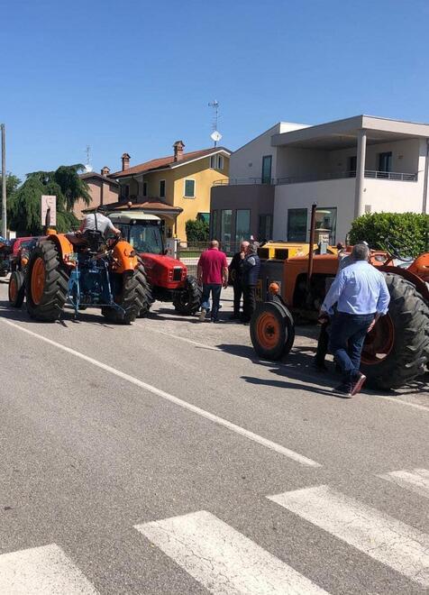 Sfilano i trattori storici a Villanova Ma non tutti i residenti gradiscono 