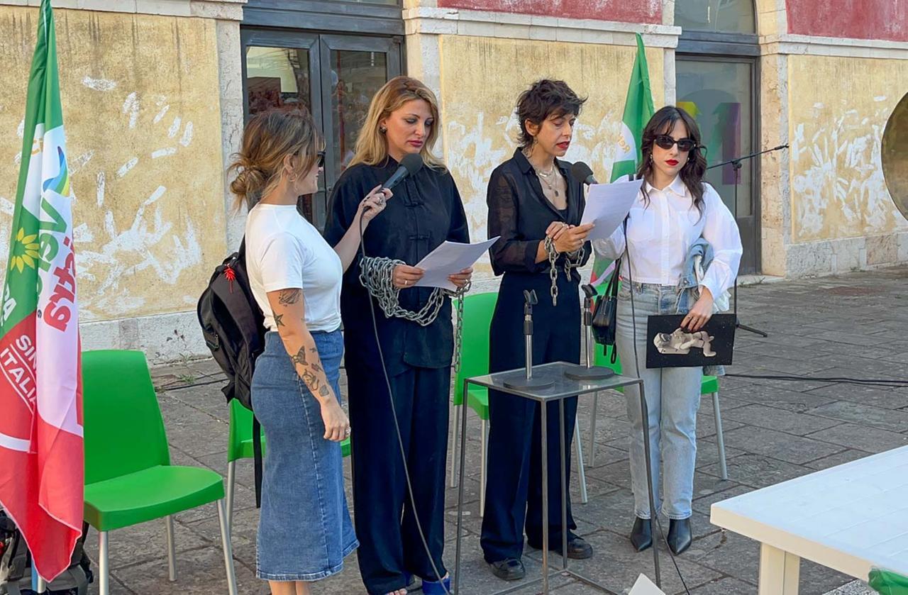 
	Le Lucido Sottile all'Exm&agrave; di Cagliari raccontano la prigionia di Ilaria Salis a Budapest <em>(foto Mario Rosas)</em>

