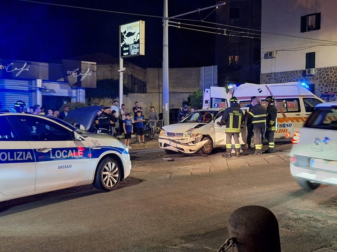 Sassari, scontro frontale fra due auto davanti alla chiesa di Santa Maria: feriti al pronto soccorso