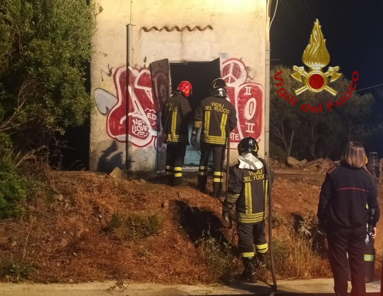 Arzachena, a fuoco una cabina elettrica alle Saline