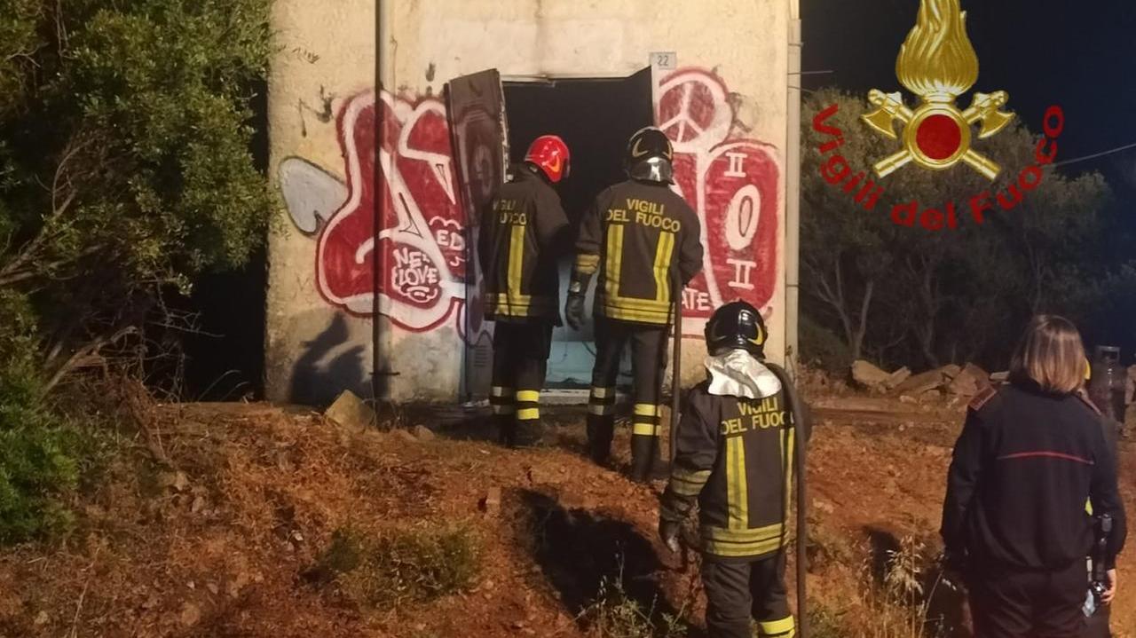 Arzachena, a fuoco una cabina elettrica alle Saline