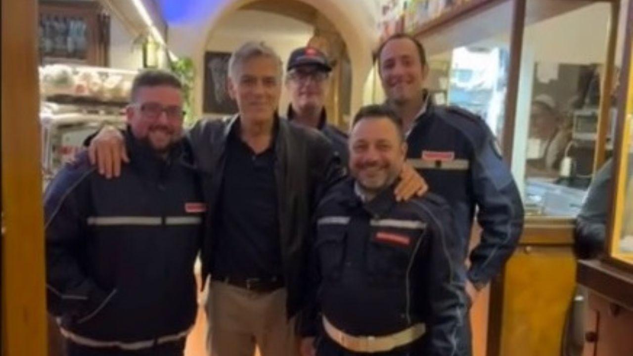 
	Clooney con Cerulli (in primo piano) con altri agenti della Municipale

