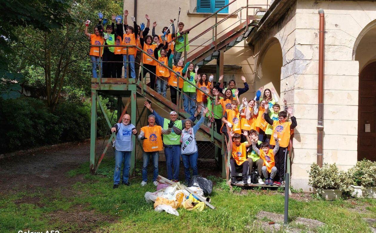 
	Gli studenti della seconda H delle scuole Pazzini a Villa Maria insieme ai volontari dell'associazione Acchiapparifiuti



	&nbsp;

