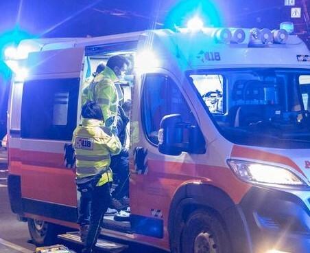 Scontro nella notte a Castelvetro, cinque ragazzi feriti e auto in fiamme
