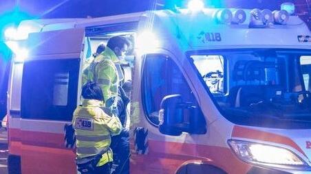 Scontro nella notte a Castelvetro, cinque ragazzi feriti e auto in fiamme