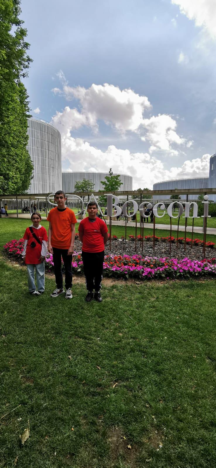 
	I tre giovani allievi della scuola media di via Marconi davanti alla sede della Bocconi

