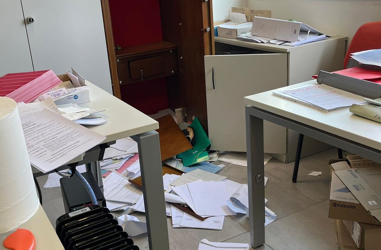 Mirandola, ladri in Comune: rubati computer, stanze a soqquadro