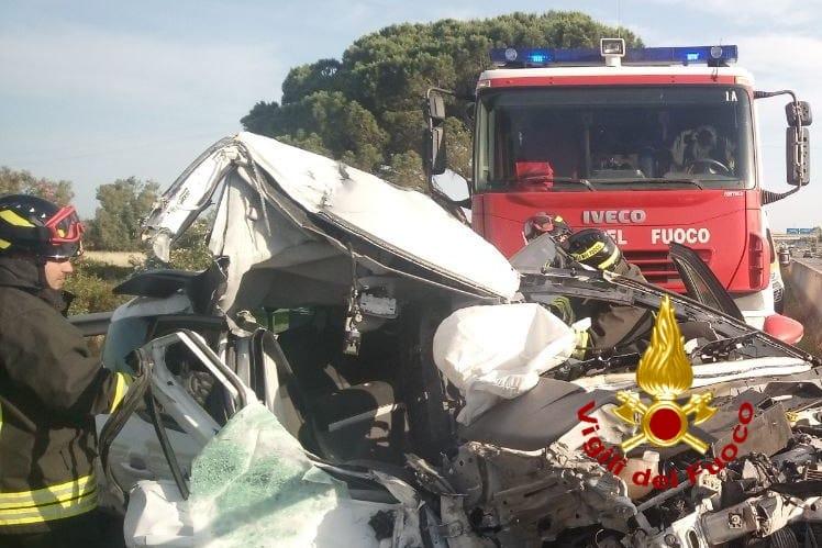 
	La macchina completamente distrutta dopo l'incidente sulla 131

