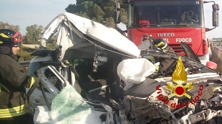 La macchina completamente distrutta dopo l'incidente sulla 131