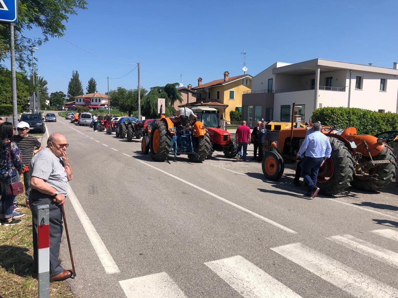 Villanova, la sfilata dei trattori storici fa pensare alla centrale a biogas