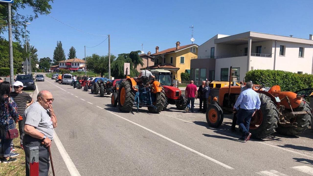 Villanova, la sfilata dei trattori storici fa pensare alla centrale a biogas
