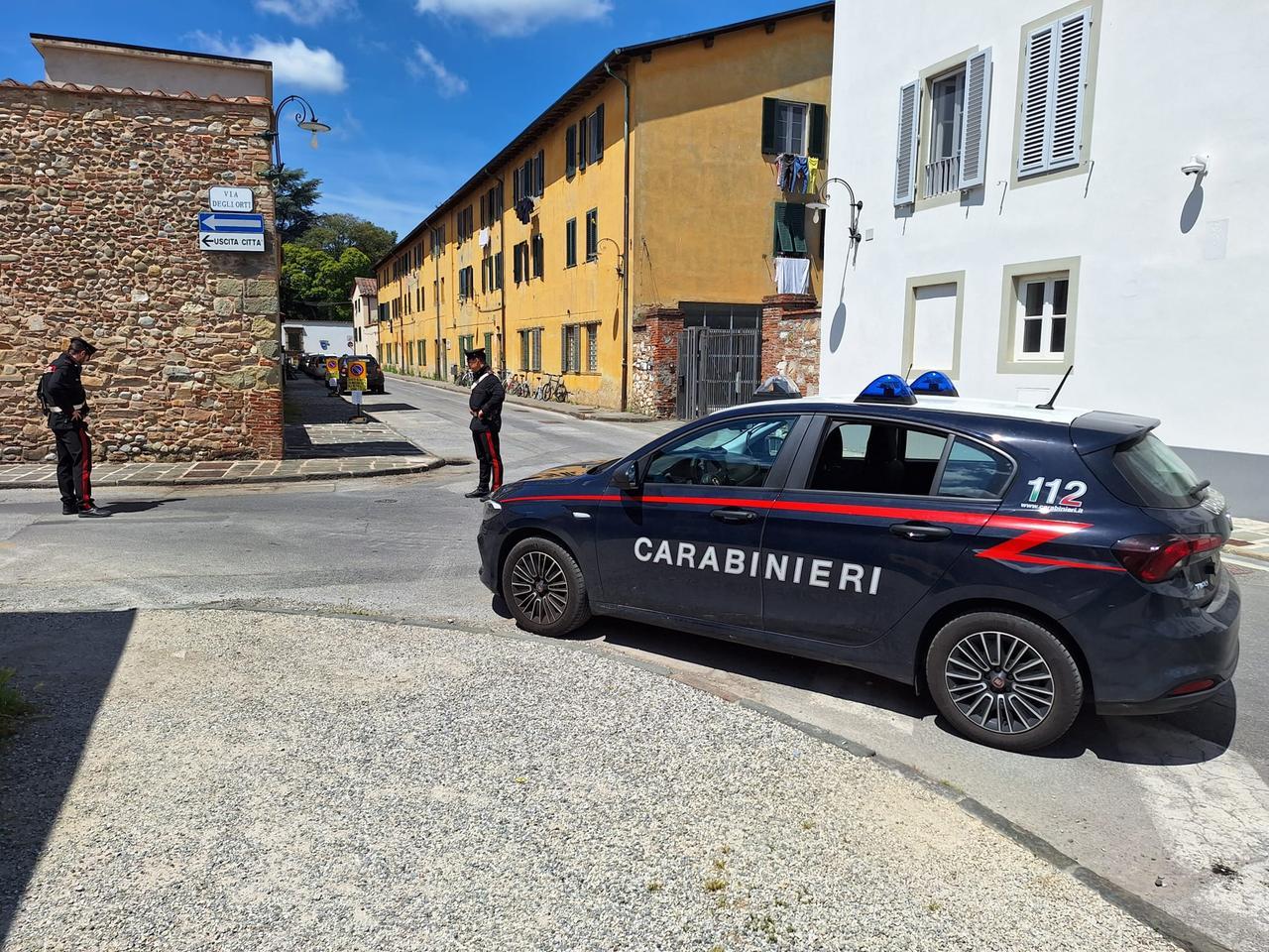 Ruba un cellulare e ferisce due persone in centro a Lucca: arrestato