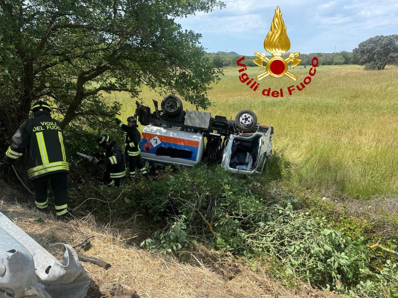 Ardara, un camion cisterna che trasportava gasolio si è ribaltato sulla provinciale 20