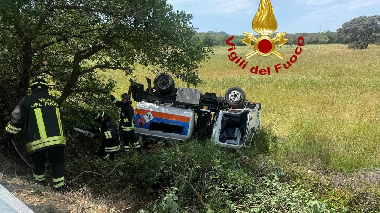 Ardara, un camion cisterna che trasportava gasolio si è ribaltato sulla provinciale 20