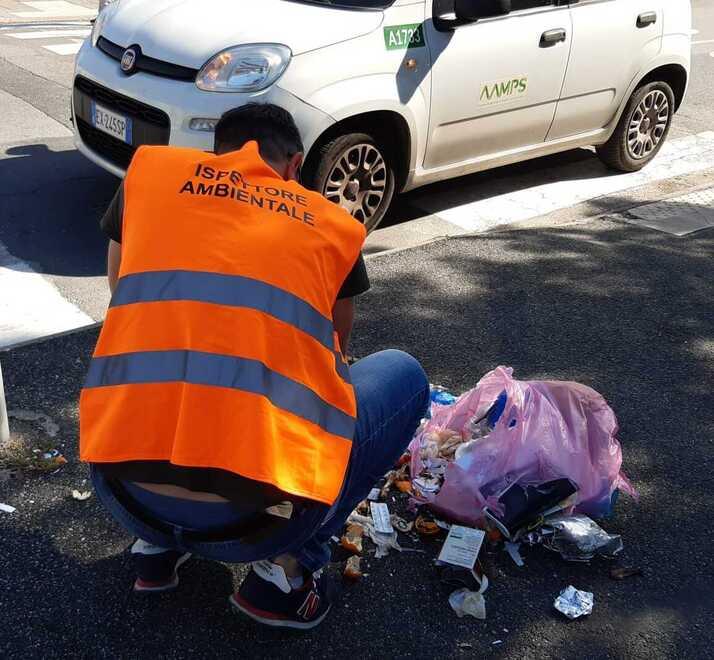 Abbandono di rifiuti in centro: multati 19 livornesi