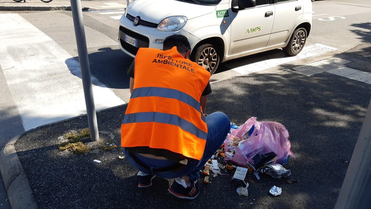 Livorno, scoperti e sanzionati 19 incivili del rifiuto selvaggio