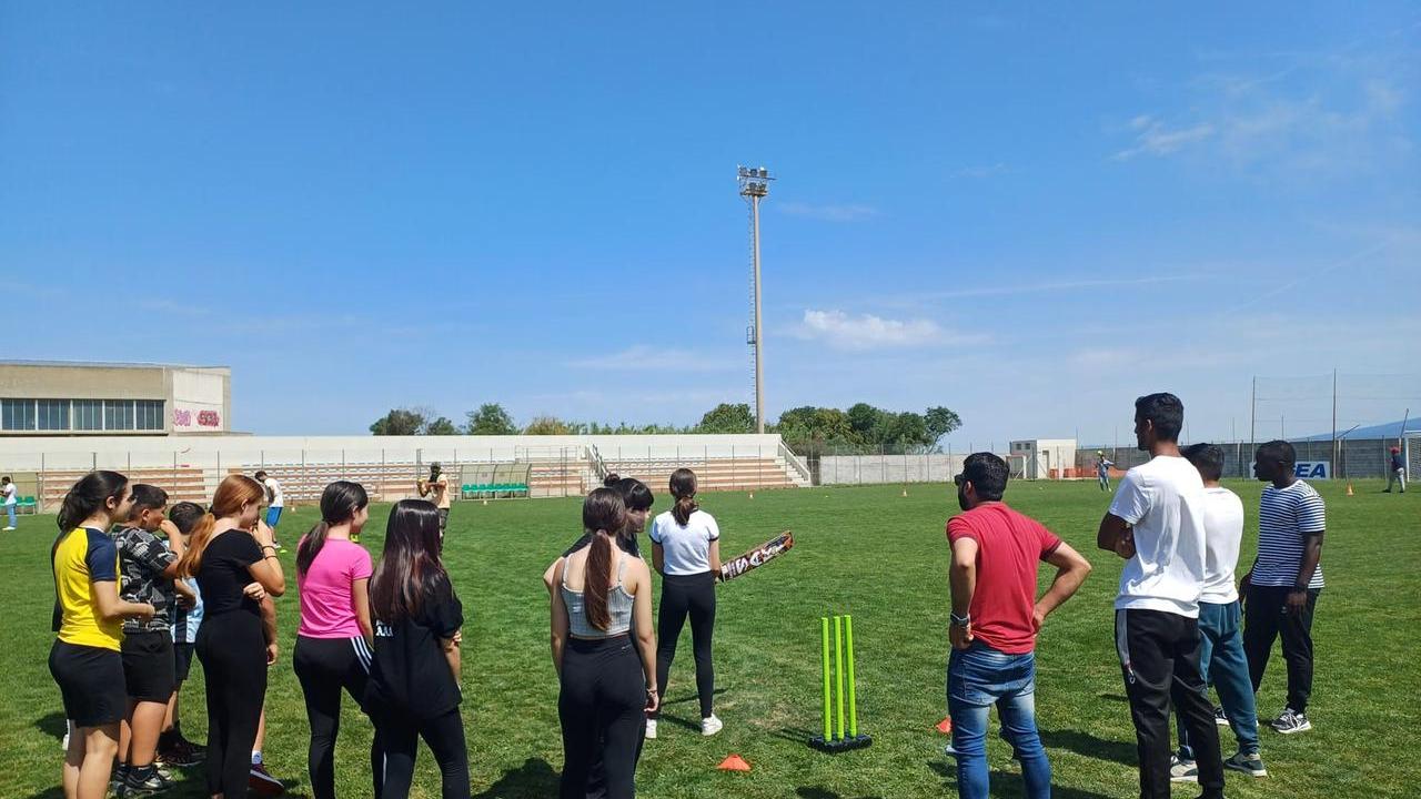 Prove di battuta per i novelli giocatori di cricket