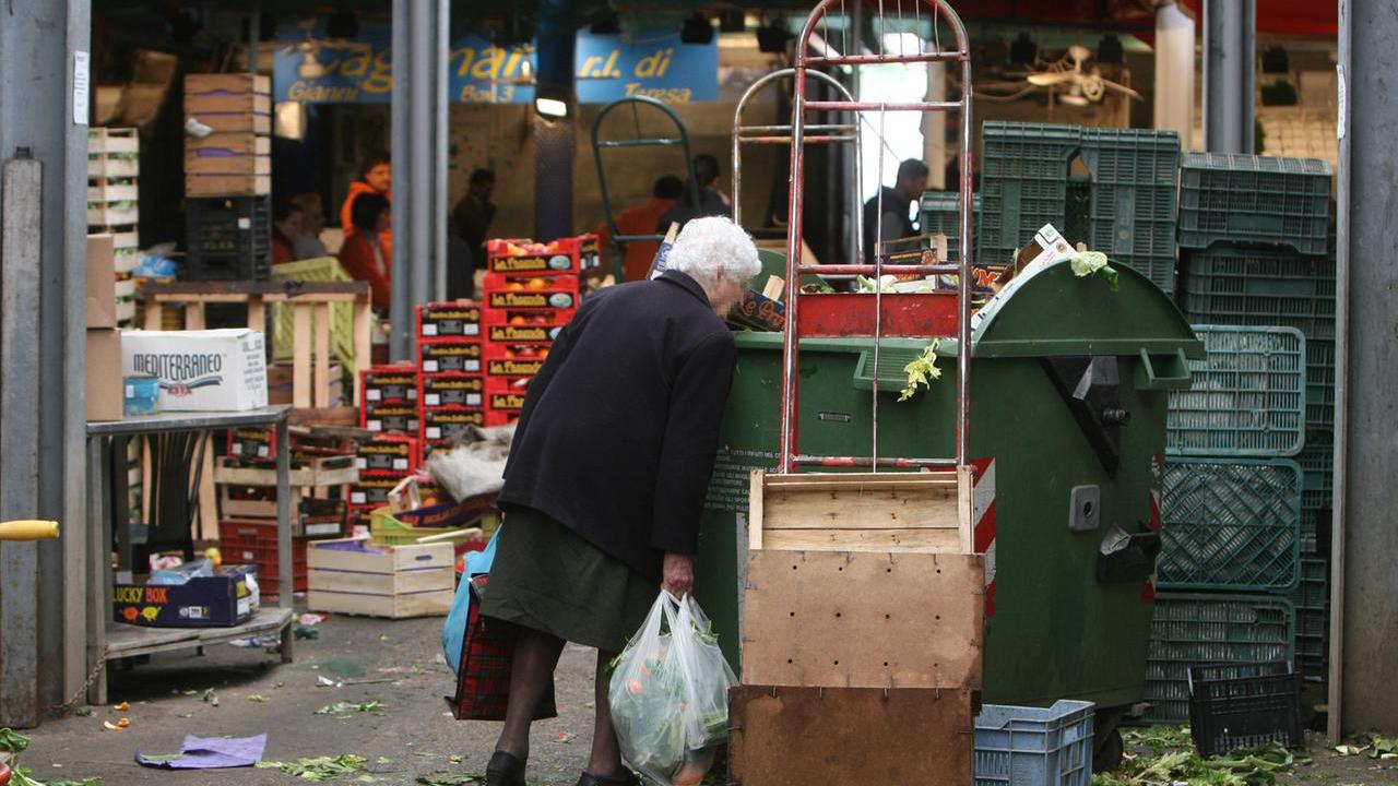 Famiglie in miseria e governanti extraterrestri