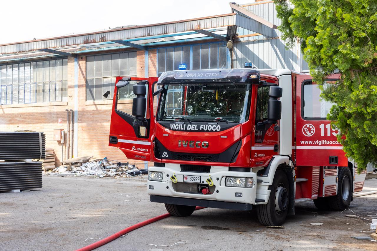 Ferrara, incendio nell’ex colorificio, vigili al lavoro per ore