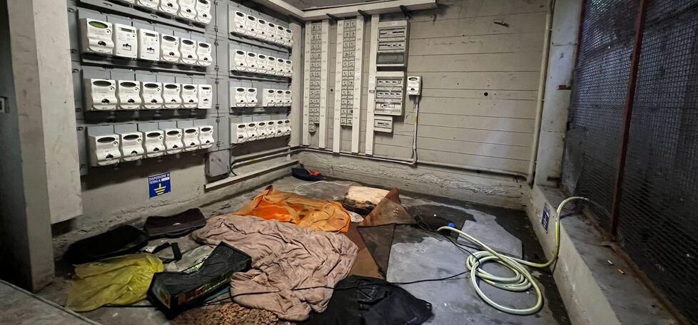 Modena, così si vive nel palazzo Lambda. Tra rifiuti, rottami e resti di droga