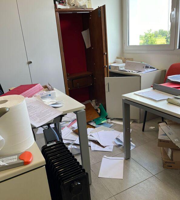 Ladri di notte a Mirandola, razzia in municipio: rubati undici pc e due cellulari