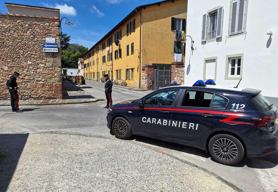 Lucca, rapina choc in centro: sfregio al volto e tendini del braccio recisi per rubare uno smartphone