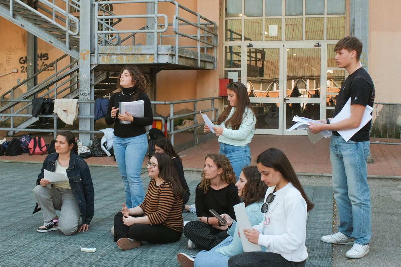 «Il nostro futuro? “Lasciare traccia”». La carica dei 130 liceali del Cecioni di Livorno sul palco del Teatro Goldoni