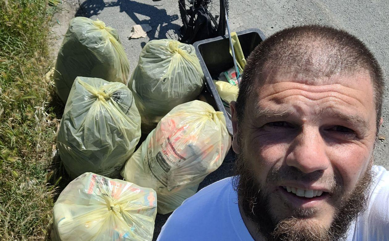 Livorno, Mr Green ripulisce Pian di Rota e toglie 45 chili di spazzatura con bici e carretto