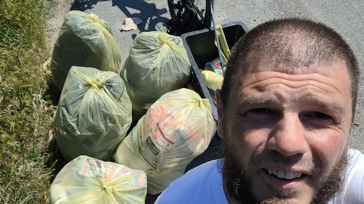 Livorno, Mr Green ripulisce Pian di Rota e toglie 45 chili di spazzatura con bici e carretto