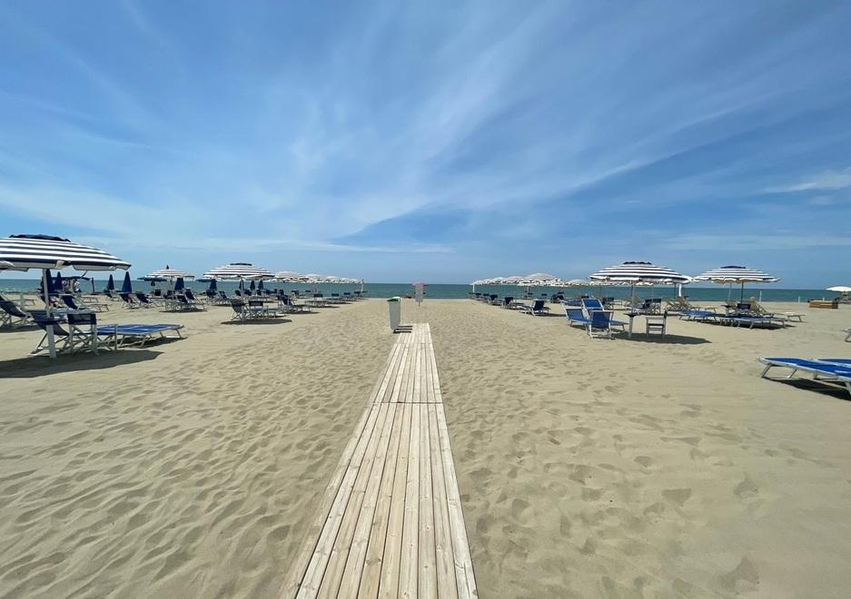 Versilia, dopo il tuffo niente doccia: nei bagni una domenica di caos. Scoppia la rabbia dei turisti