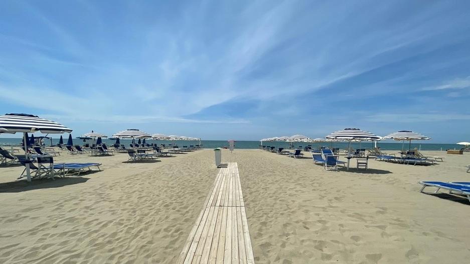 Versilia, dopo il tuffo niente doccia: nei bagni una domenica di caos. Scoppia la rabbia dei turisti