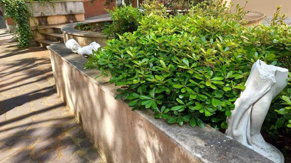 Casciana, irruzione dei vandali nel cantiere: statua spezzata e rubata due volte