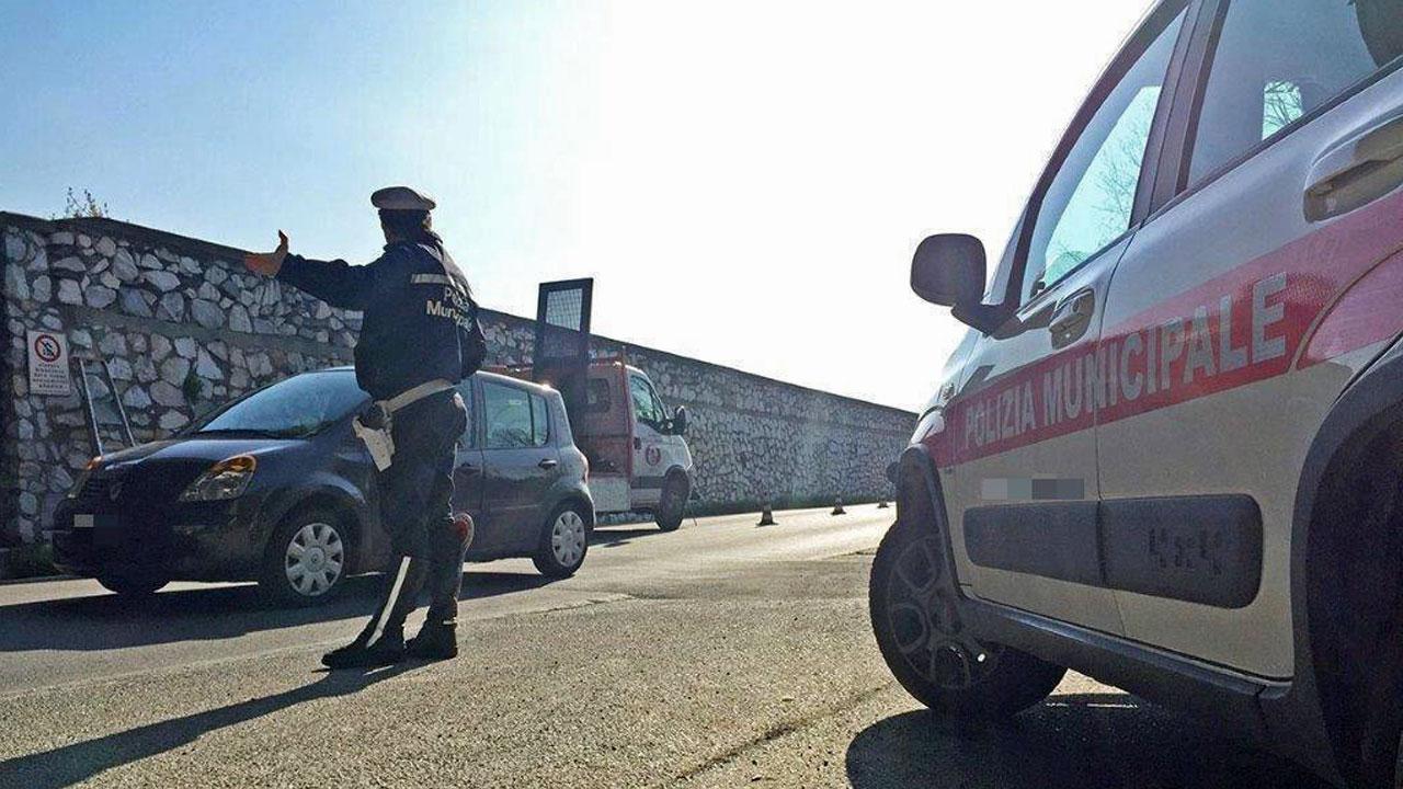 Lari, investe un vigile e poi lo aggredisce: voleva parcheggiare in zona vietata durante la sagra delle ciliegie