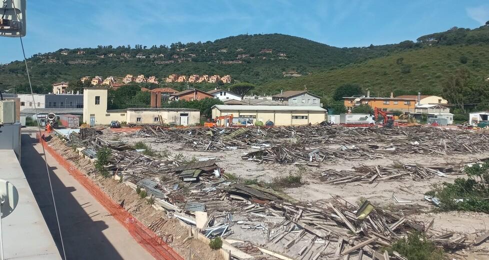 Castiglione, le ruspe alla Ex Paoletti: è partita la demolizione