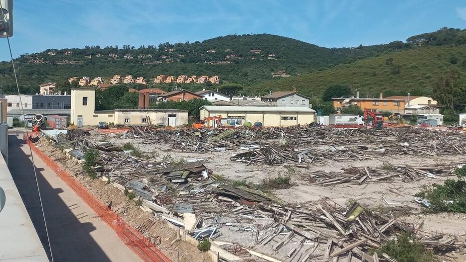 Castiglione, le ruspe alla Ex Paoletti: è partita la demolizione