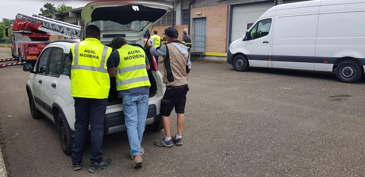 Modena, operaio cade dal tetto e muore