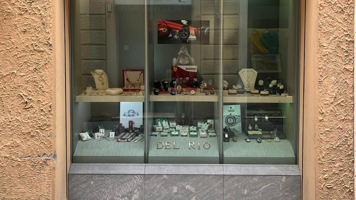 Tentano il furto da 50mila euro in gioielleria, arrestate due minorenni