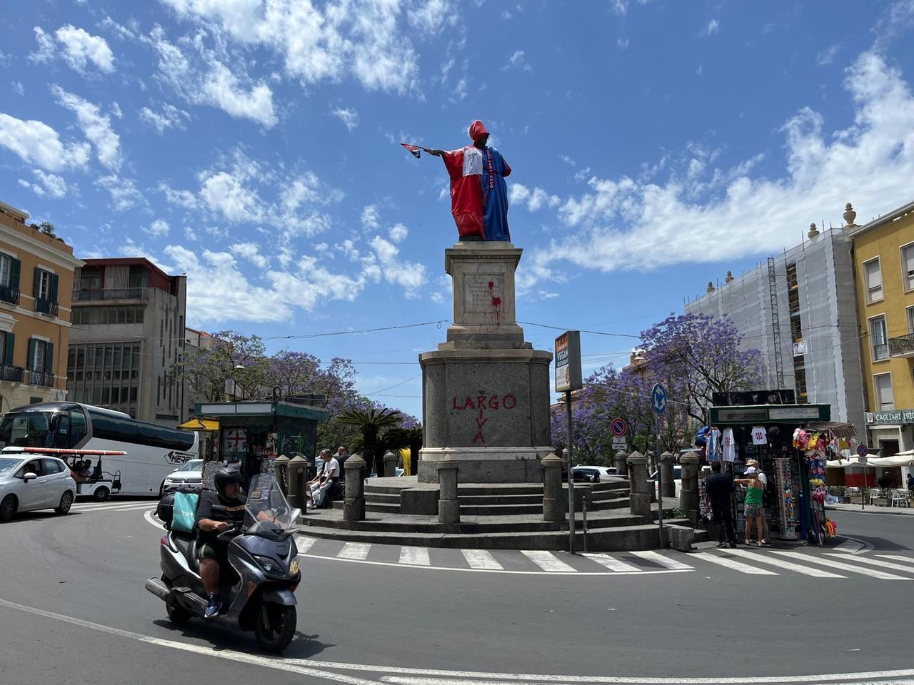 
	La statua di Carlo Felice rossobl&ugrave;<em> (foto Mario Rosas)&nbsp;</em>


