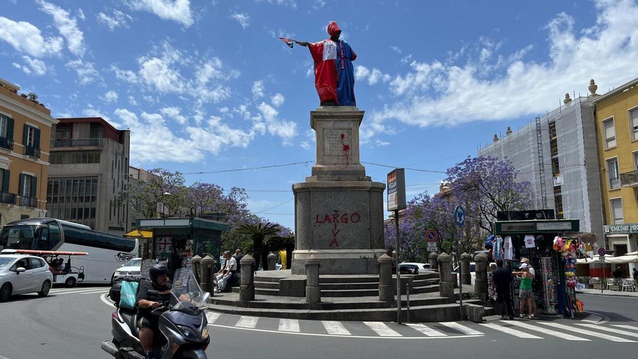 La statua di Carlo Felice rossoblù<em> (foto Mario Rosas) </em>