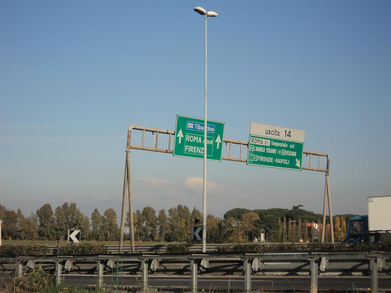 Abbandona la figlia in autostrada per un 5 a scuola, la ragazzina trovata sulla corsia d’emergenza