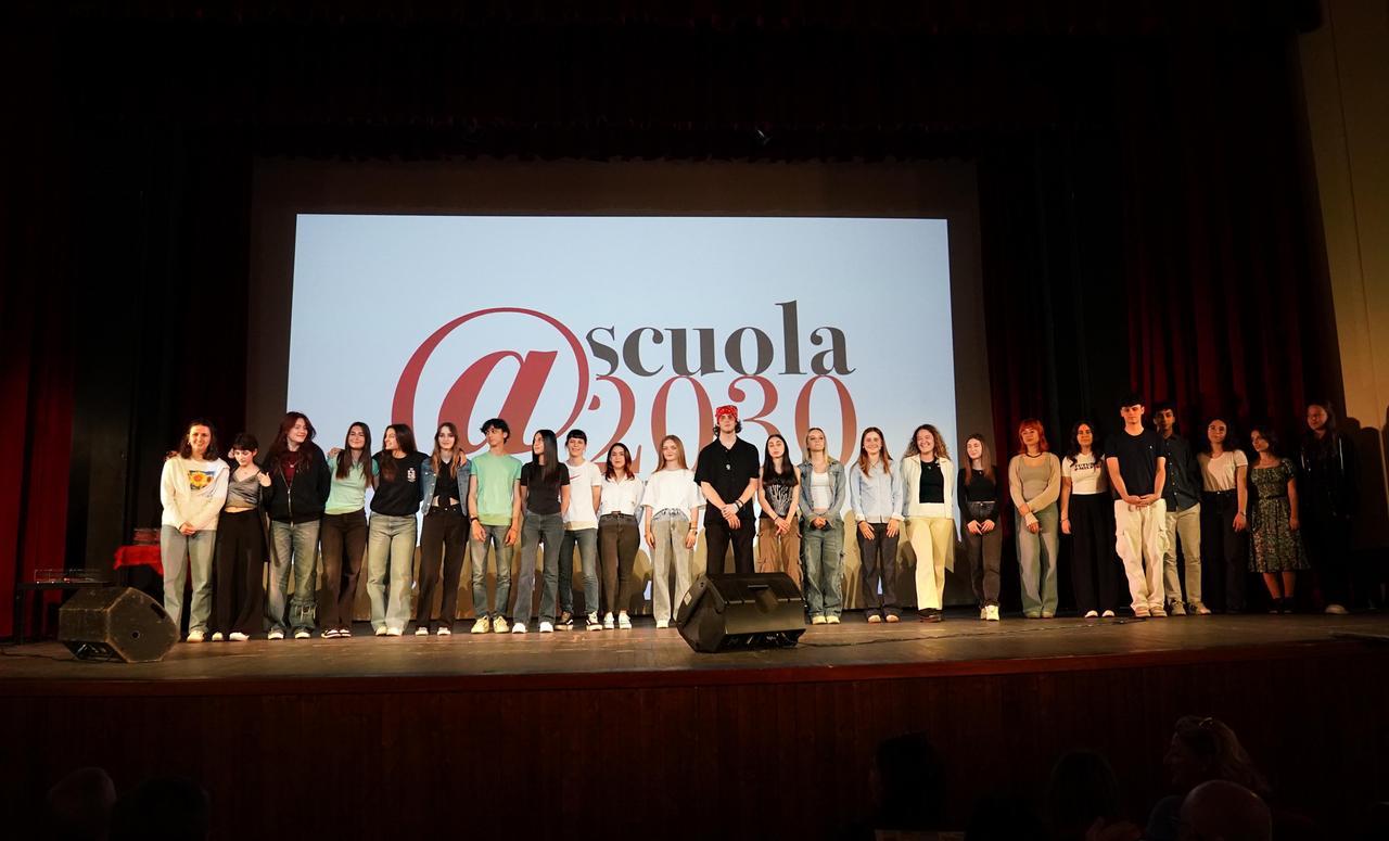 
	Il gruppo degli studenti premiati con il riconoscimento Scuola2030 - Il Tirreno (foto Franco Silvi)

