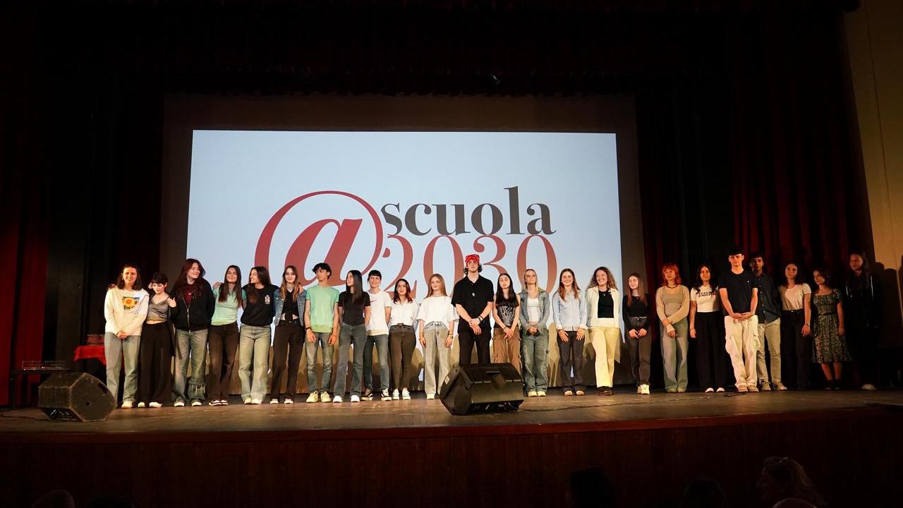 Il gruppo degli studenti premiati con il riconoscimento Scuola2030 - Il Tirreno (foto Franco Silvi)