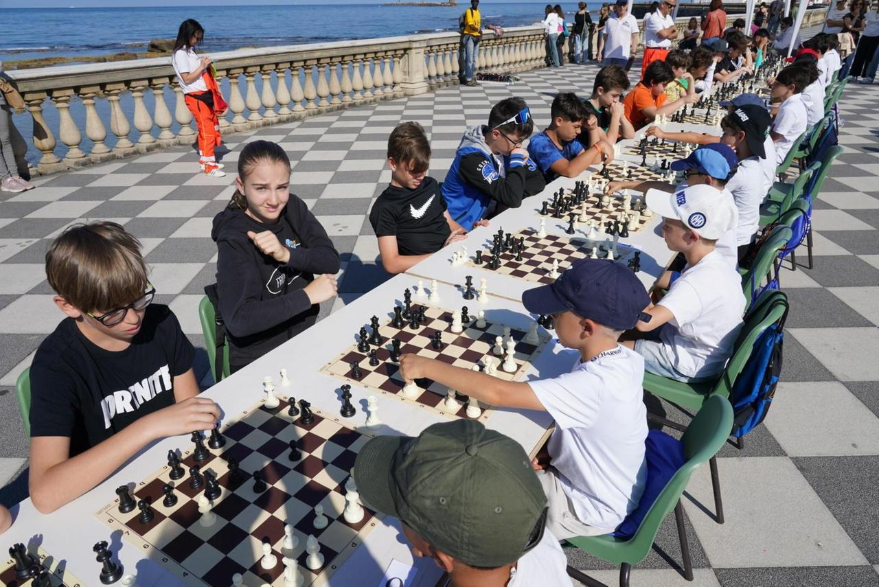 Gioco scaccia gioco: a Livorno ecco gli alunni campioni di dama e scacchi
