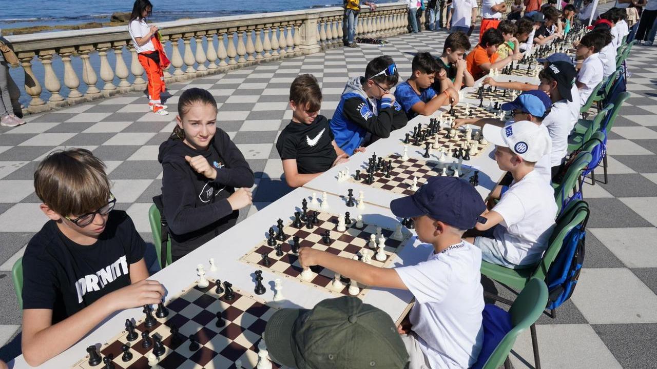 Gioco scaccia gioco: a Livorno ecco gli alunni campioni di dama e scacchi