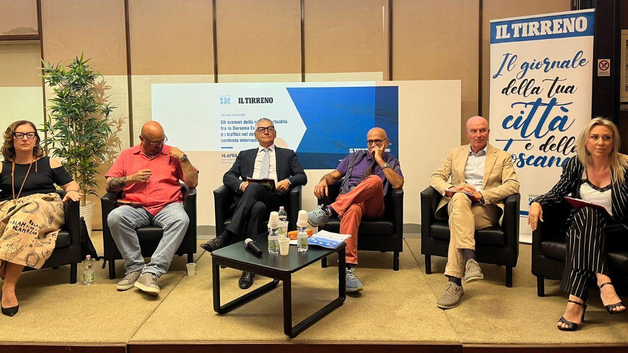 I candidati sindaci nel salone del Tirreno (Foto di Franco Silvi)