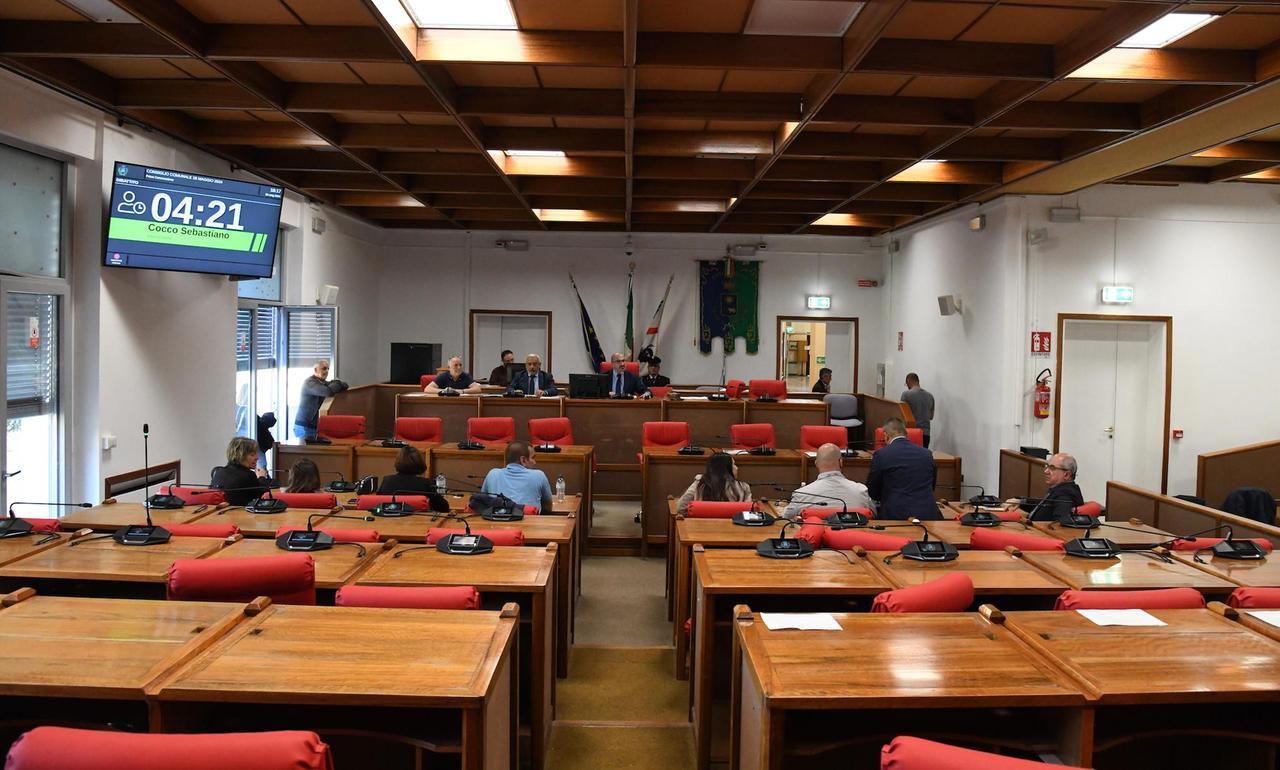 Nuoro, il consiglio comunale stacca la spina. Cala il sipario su nove anni di Soddu